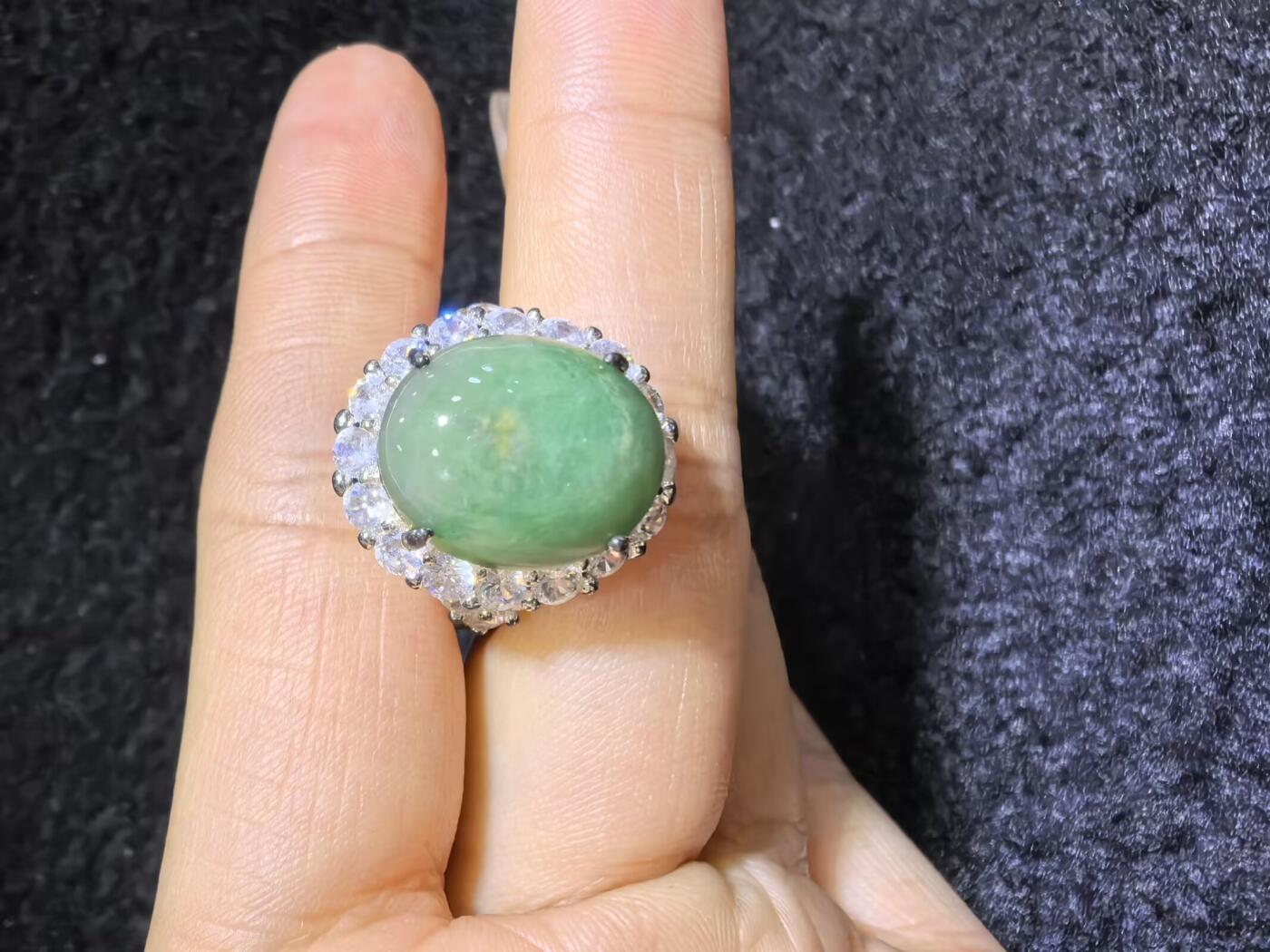 纯天然A货翡翠蛋面女戒，色泽浓郁，沉稳，可代镶金银（老缅简单做铜托只为突显戒面效果）实物实拍，无任何滤镜，所见即所得。裸石尺寸:1.4cm*1.2cm