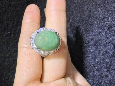 纯天然A货翡翠蛋面女戒，色泽浓郁，沉稳，可代镶金银（老缅简单做铜托只为突显戒面效果）实物实拍，无任何滤镜，所见即所得。裸石尺寸:1.4cm*1.2cm