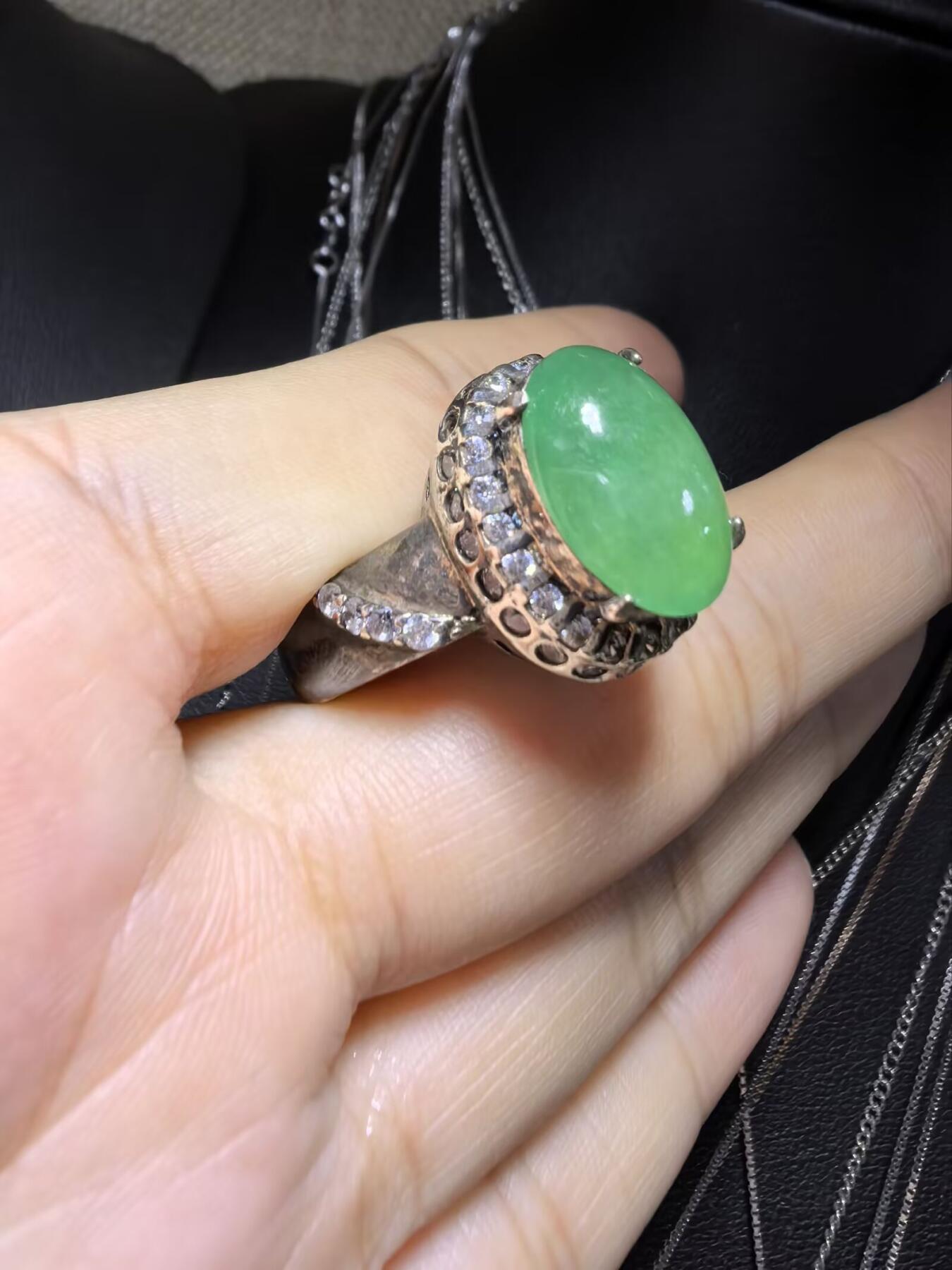 纯天然A货翡翠戒面，冰透水润，色泽饱满浓郁。大气优雅。裸石尺寸：1.4cm*1.0cm（铜托只为突显戒面展示效果）可代镶金。