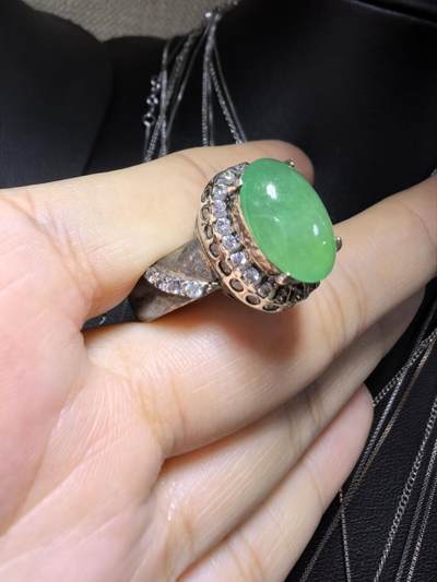 纯天然A货翡翠戒面，冰透水润，色泽饱满浓郁。大气优雅。裸石尺寸：1.4cm*1.0cm（铜托只为突显戒面展示效果）可代镶金。
