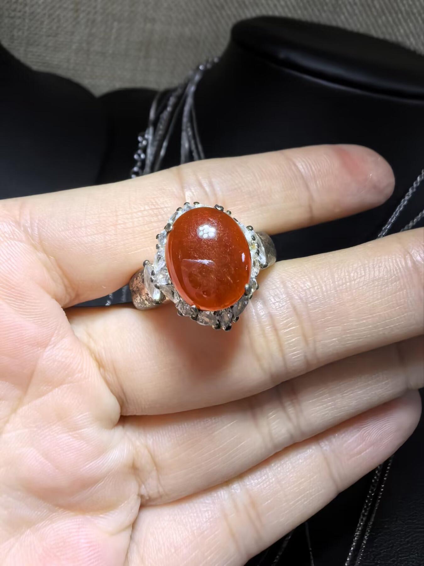 纯天然A货红翡无烧界面，色泽饱满浓郁，实物颜色略深，红红火火，佩戴优雅气质（老缅做铜托只为展示戒面效果）可代镶嵌金。裸石尺寸:1.2cm*1.0cm