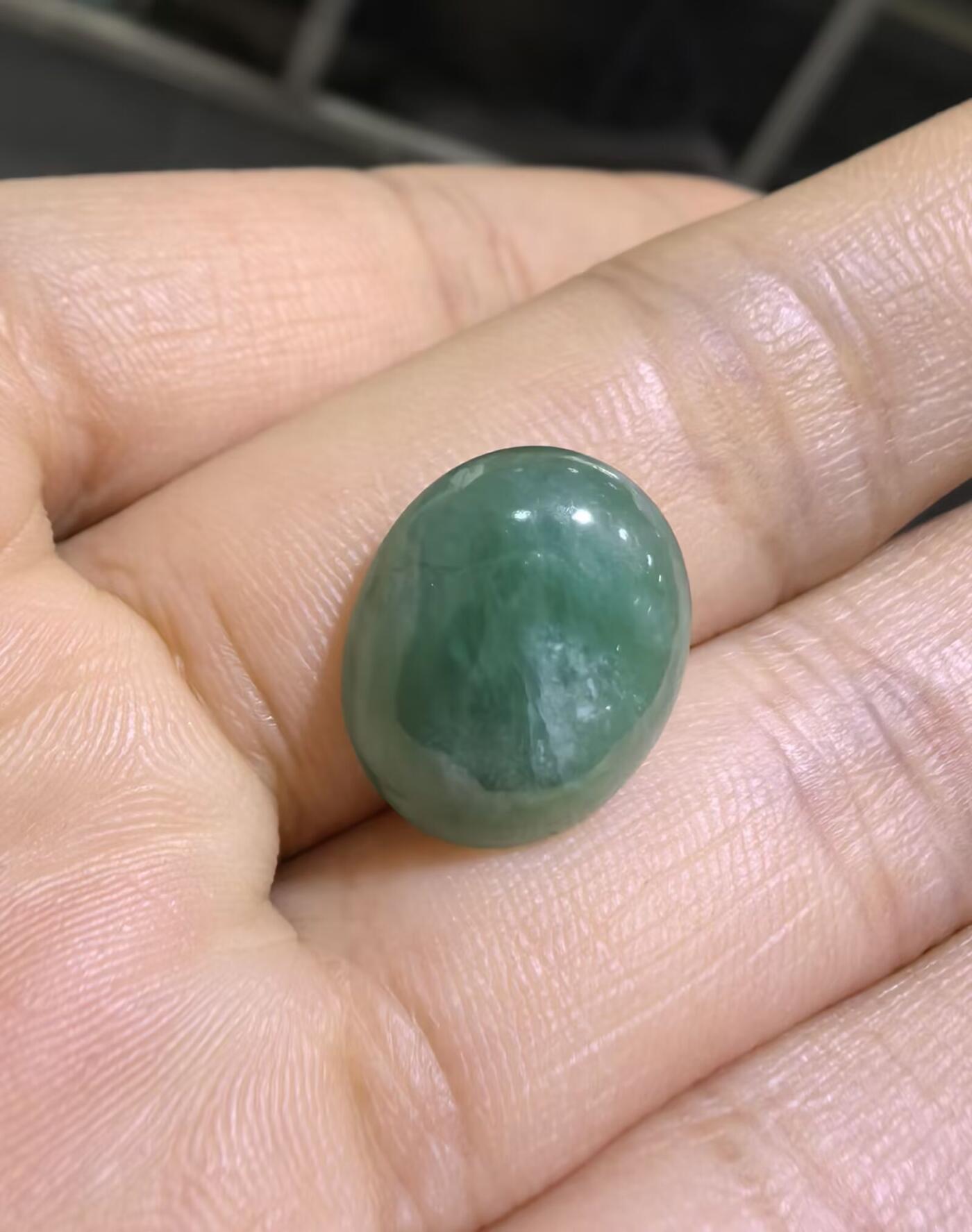 纯天然A货老坑料女款戒面，色泽浓郁，水润沉稳，微棉，可代镶金银。实物实拍，无任何滤镜，所见即所得。裸石尺寸:1.5cm*1.2cm捡漏从速，超高性价比