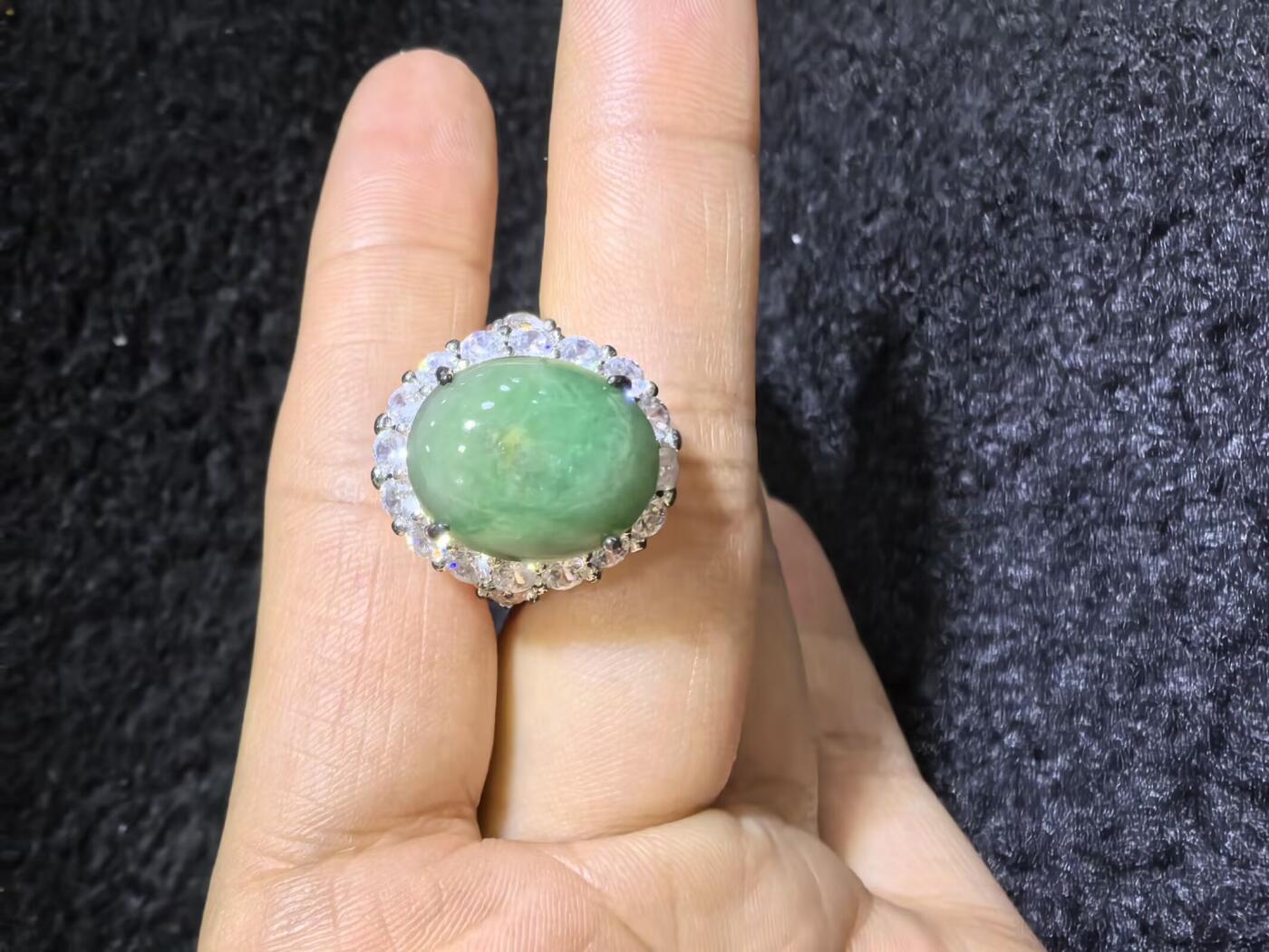 纯天然A货翡翠蛋面女戒，色泽浓郁，沉稳，可代镶金银（老缅简单做铜托只为突显戒面效果）实物实拍，无任何滤镜，所见即所得。裸石尺寸:1.4cm*1.2cm