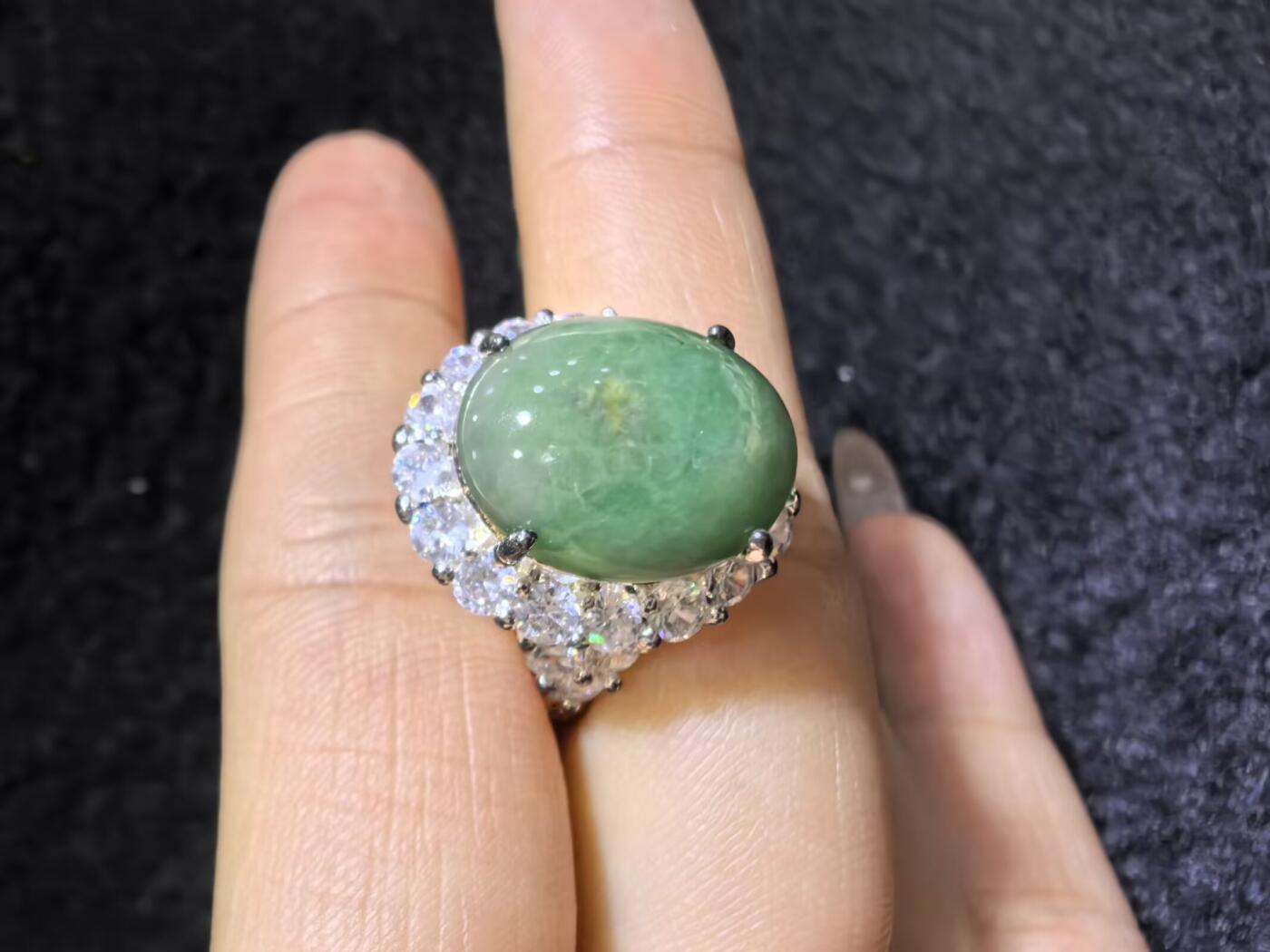 纯天然A货翡翠蛋面女戒，色泽浓郁，沉稳，可代镶金银（老缅简单做铜托只为突显戒面效果）实物实拍，无任何滤镜，所见即所得。裸石尺寸:1.4cm*1.2cm