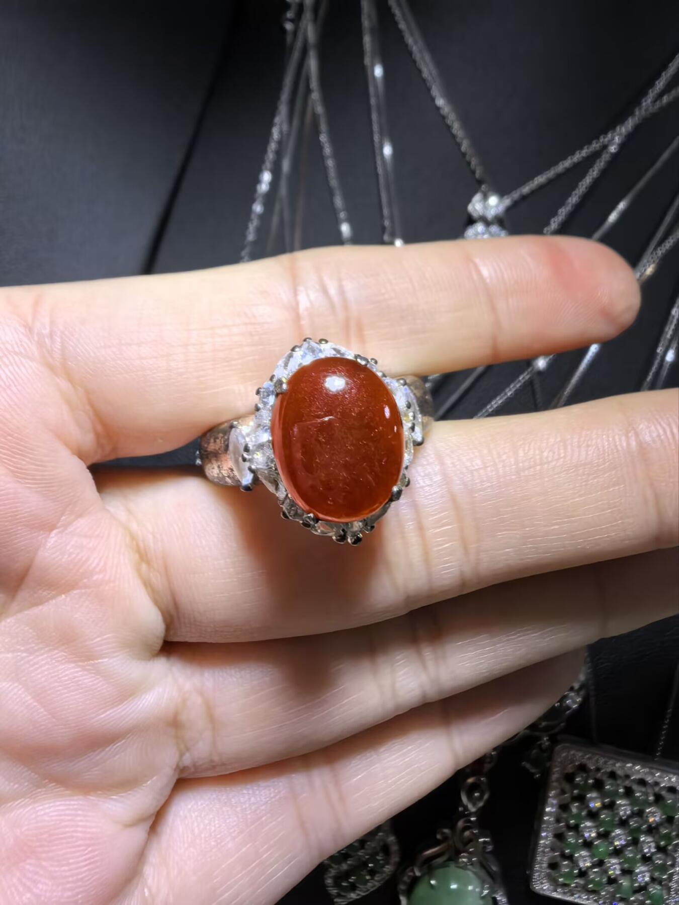 纯天然A货红翡无烧界面，色泽饱满浓郁，实物颜色略深，红红火火，佩戴优雅气质（老缅做铜托只为展示戒面效果）可代镶嵌金。裸石尺寸:1.2cm*1.0cm