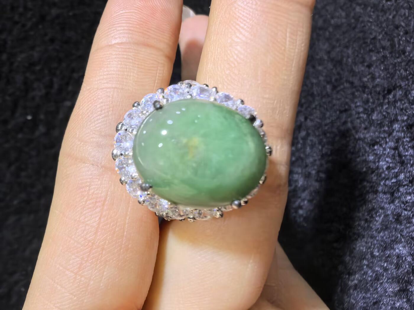 纯天然A货翡翠蛋面女戒，色泽浓郁，沉稳，可代镶金银（老缅简单做铜托只为突显戒面效果）实物实拍，无任何滤镜，所见即所得。裸石尺寸:1.4cm*1.2cm