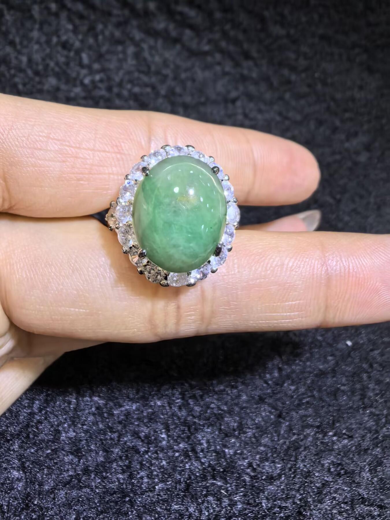 纯天然A货翡翠蛋面女戒，色泽浓郁，沉稳，可代镶金银（老缅简单做铜托只为突显戒面效果）实物实拍，无任何滤镜，所见即所得。裸石尺寸:1.4cm*1.2cm