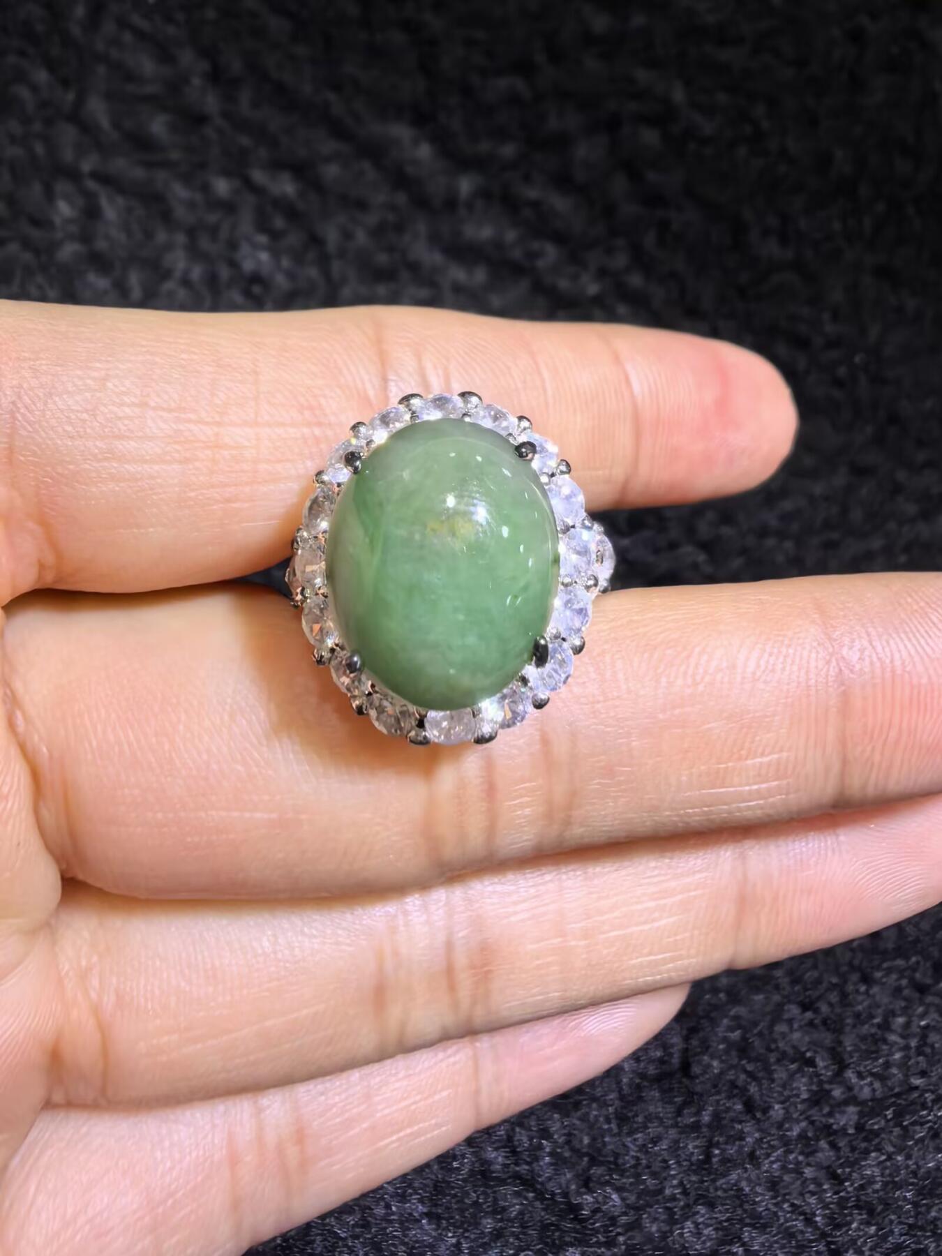 纯天然A货翡翠蛋面女戒，色泽浓郁，沉稳，可代镶金银（老缅简单做铜托只为突显戒面效果）实物实拍，无任何滤镜，所见即所得。裸石尺寸:1.4cm*1.2cm