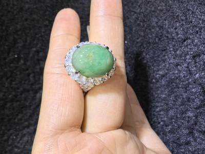 纯天然A货翡翠蛋面女戒，色泽浓郁，沉稳，可代镶金银（老缅简单做铜托只为突显戒面效果）实物实拍，无任何滤镜，所见即所得。裸石尺寸:1.4cm*1.2cm