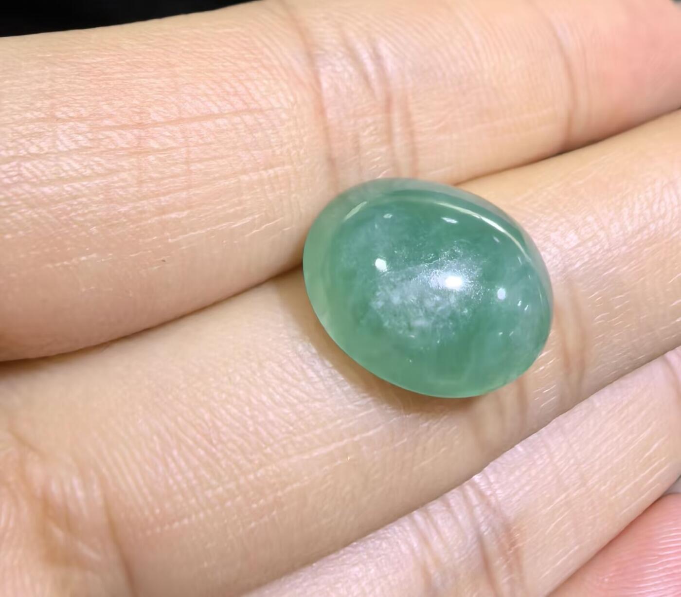纯天然A货老坑料女款戒面，色泽浓郁，水润沉稳，微棉，可代镶金银。实物实拍，无任何滤镜，所见即所得。裸石尺寸:1.5cm*1.2cm捡漏从速，超高性价比