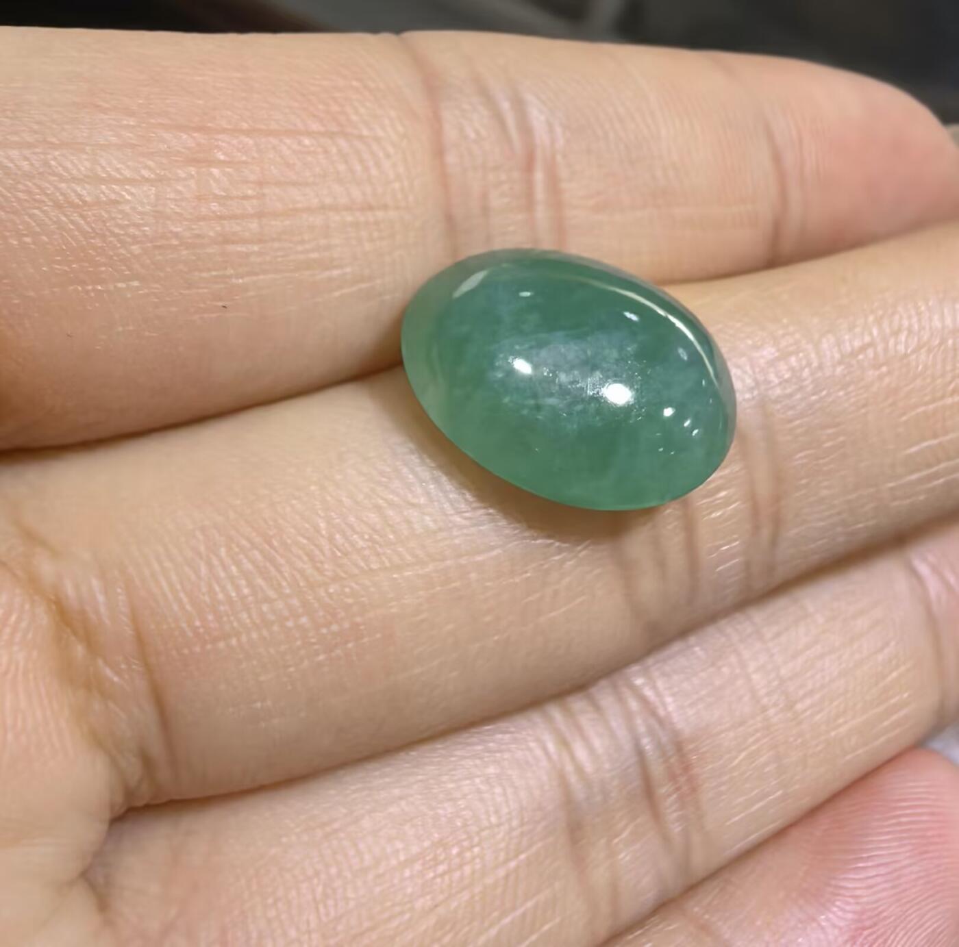 纯天然A货老坑料女款戒面，色泽浓郁，水润沉稳，微棉，可代镶金银。实物实拍，无任何滤镜，所见即所得。裸石尺寸:1.5cm*1.2cm捡漏从速，超高性价比