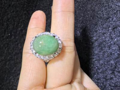 纯天然A货翡翠蛋面女戒，色泽浓郁，沉稳，可代镶金银（老缅简单做铜托只为突显戒面效果）实物实拍，无任何滤镜，所见即所得。裸石尺寸:1.4cm*1.2cm