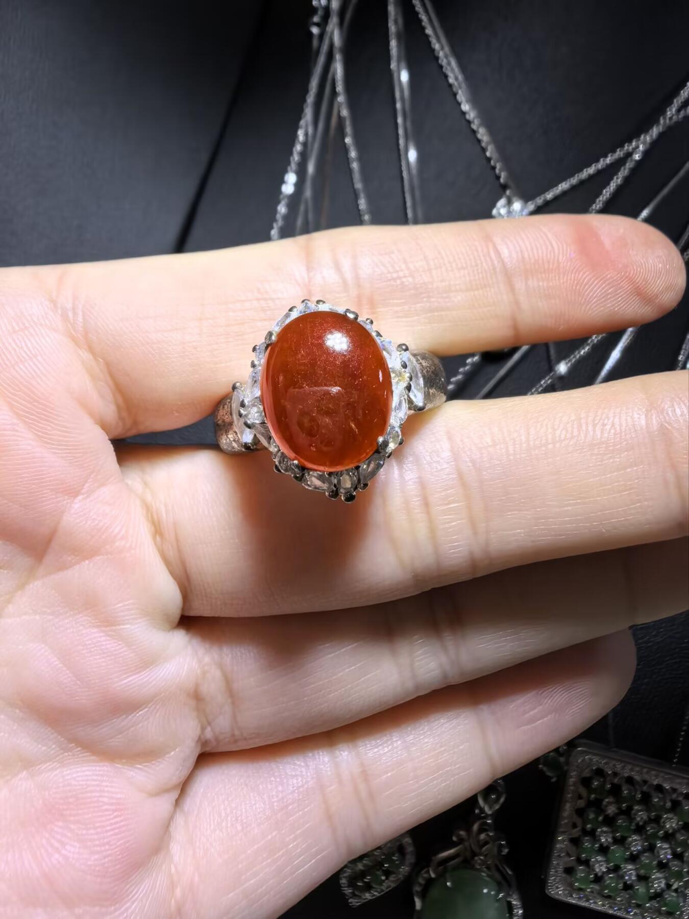 纯天然A货红翡无烧界面，色泽饱满浓郁，实物颜色略深，红红火火，佩戴优雅气质（老缅做铜托只为展示戒面效果）可代镶嵌金。裸石尺寸:1.2cm*1.0cm