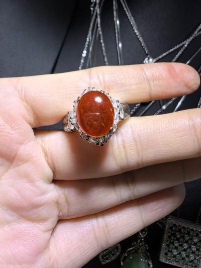 纯天然A货红翡无烧界面，色泽饱满浓郁，实物颜色略深，红红火火，佩戴优雅气质（老缅做铜托只为展示戒面效果）可代镶嵌金。裸石尺寸:1.2cm*1.0cm