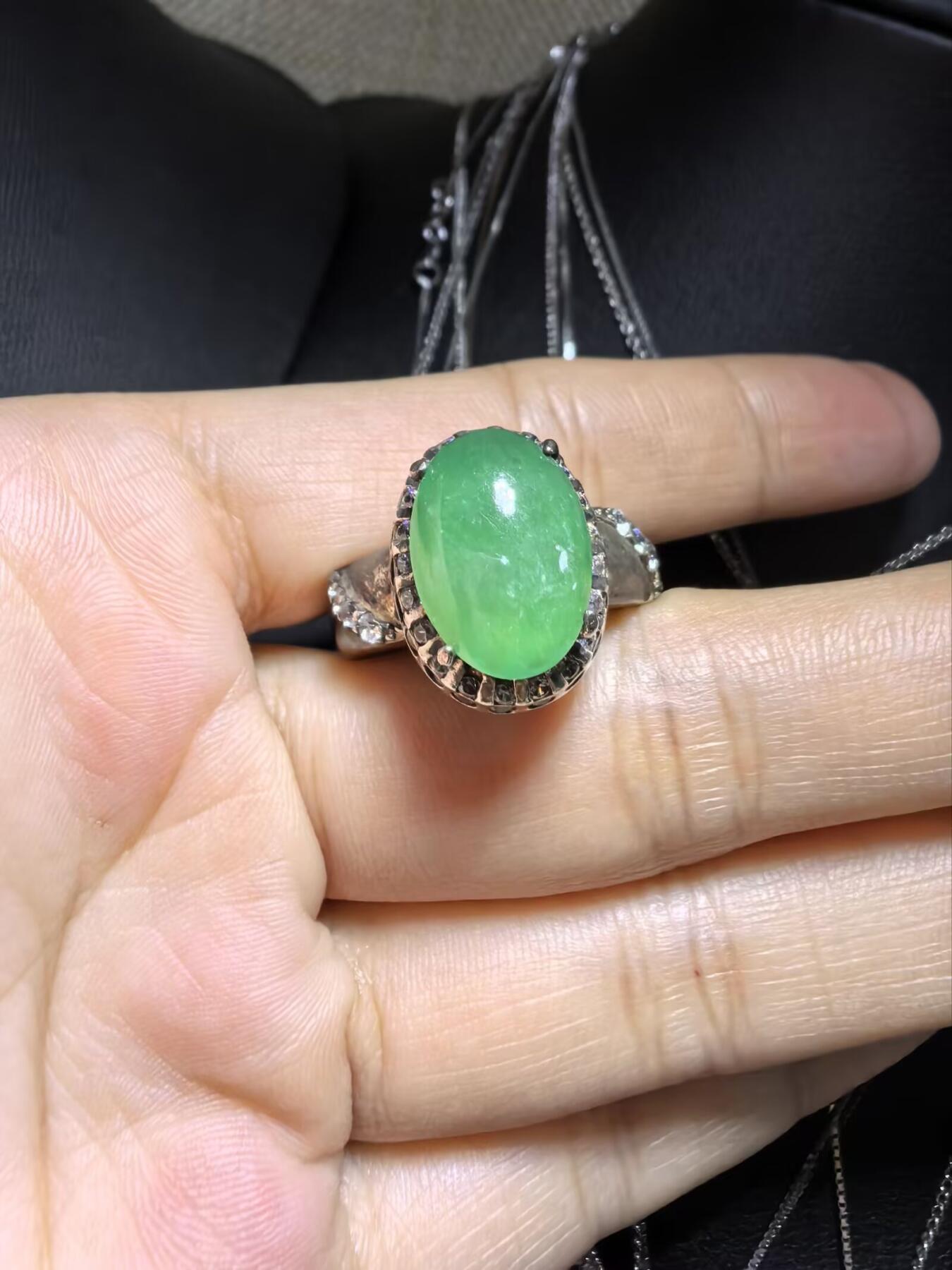 纯天然A货翡翠戒面，冰透水润，色泽饱满浓郁。大气优雅。裸石尺寸：1.4cm*1.0cm（铜托只为突显戒面展示效果）可代镶金。