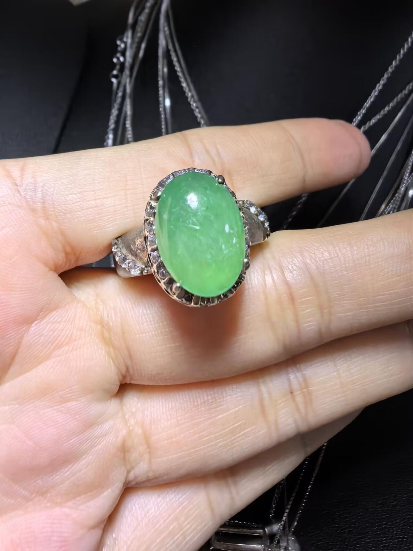 纯天然A货翡翠戒面，冰透水润，色泽饱满浓郁。大气优雅。裸石尺寸：1.4cm*1.0cm（铜托只为突显戒面展示效果）可代镶金。