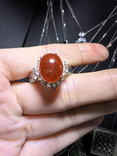 纯天然A货红翡无烧界面，色泽饱满浓郁，实物颜色略深，红红火火，佩戴优雅气质（老缅做铜托只为展示戒面效果）可代镶嵌金。裸石尺寸:1.2cm*1.0cm