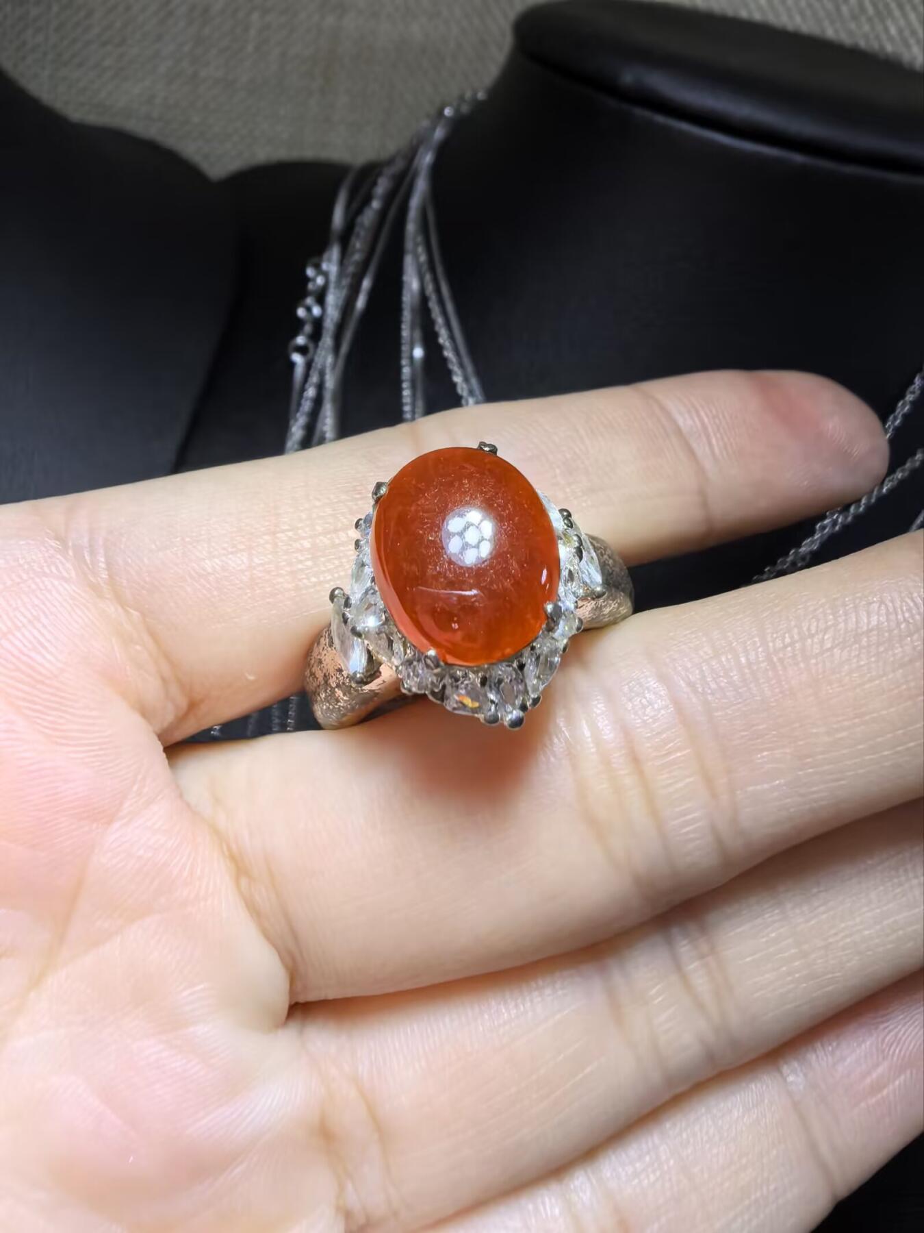 纯天然A货红翡无烧界面，色泽饱满浓郁，实物颜色略深，红红火火，佩戴优雅气质（老缅做铜托只为展示戒面效果）可代镶嵌金。裸石尺寸:1.2cm*1.0cm