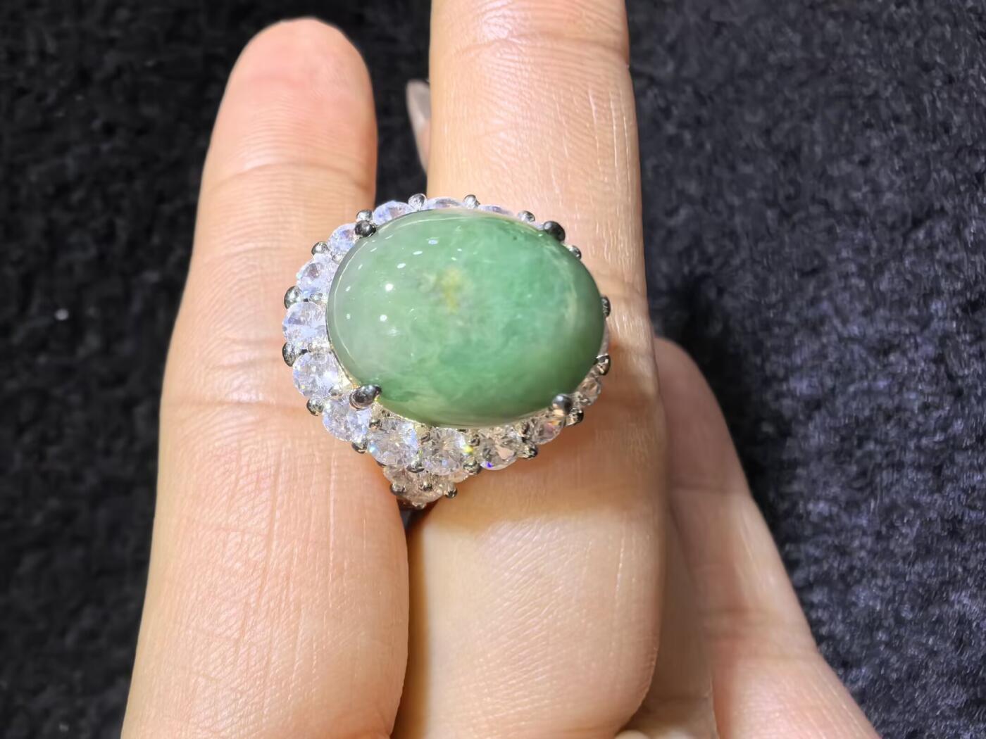 纯天然A货翡翠蛋面女戒，色泽浓郁，沉稳，可代镶金银（老缅简单做铜托只为突显戒面效果）实物实拍，无任何滤镜，所见即所得。裸石尺寸:1.4cm*1.2cm