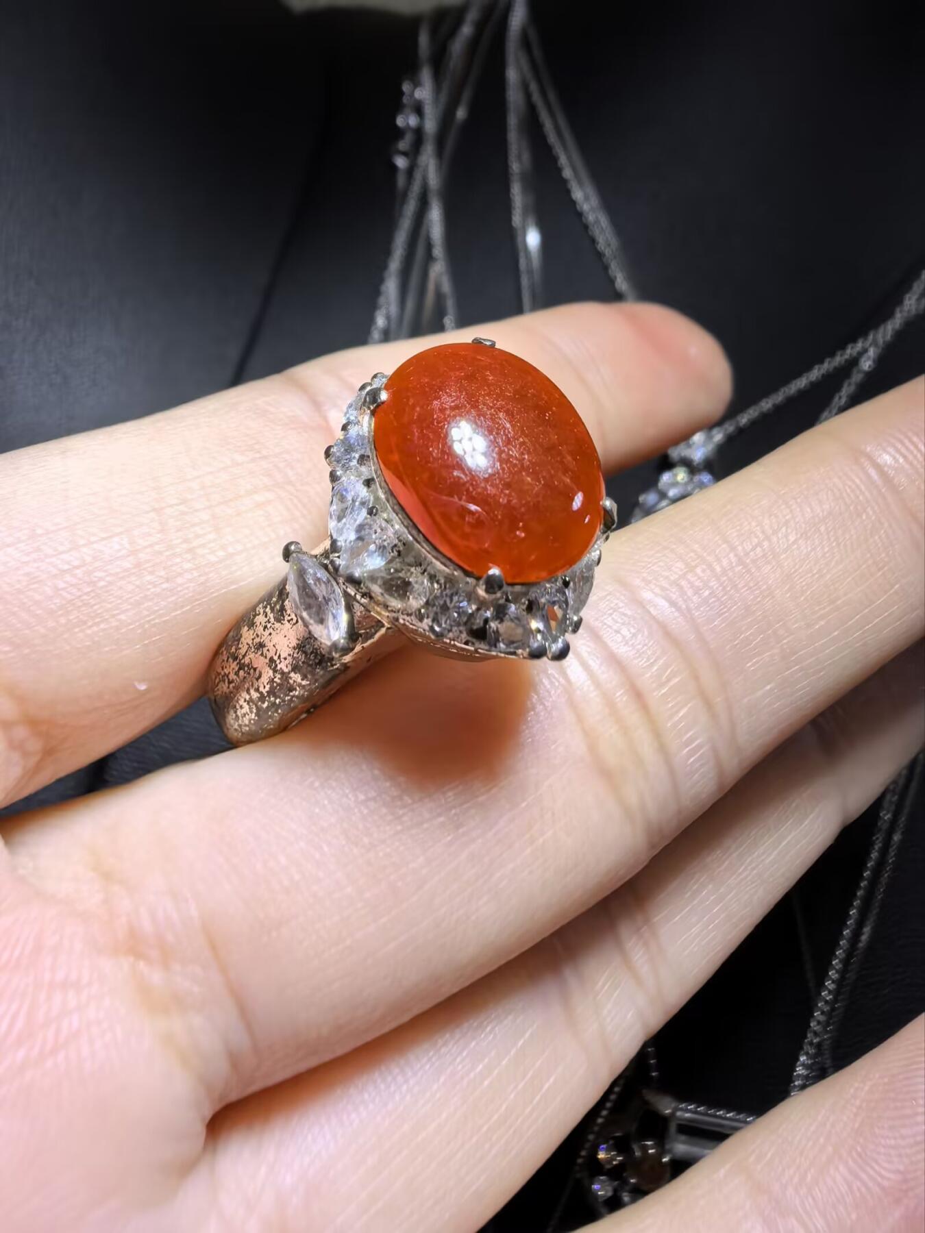 纯天然A货红翡无烧界面，色泽饱满浓郁，实物颜色略深，红红火火，佩戴优雅气质（老缅做铜托只为展示戒面效果）可代镶嵌金。裸石尺寸:1.2cm*1.0cm