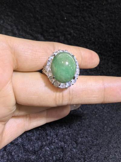 纯天然A货翡翠蛋面女戒，色泽浓郁，沉稳，可代镶金银（老缅简单做铜托只为突显戒面效果）实物实拍，无任何滤镜，所见即所得。裸石尺寸:1.4cm*1.2cm