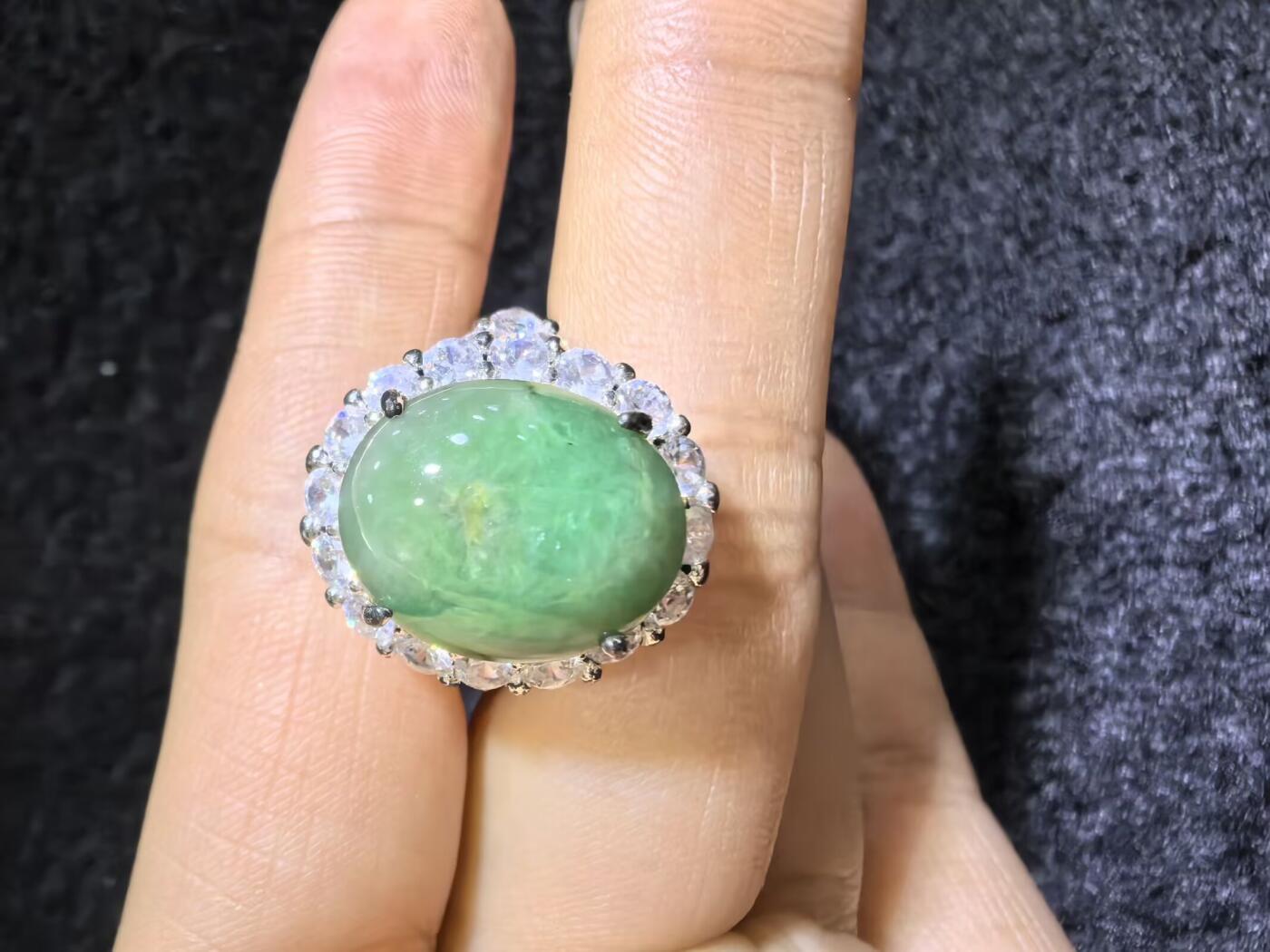 纯天然A货翡翠蛋面女戒，色泽浓郁，沉稳，可代镶金银（老缅简单做铜托只为突显戒面效果）实物实拍，无任何滤镜，所见即所得。裸石尺寸:1.4cm*1.2cm