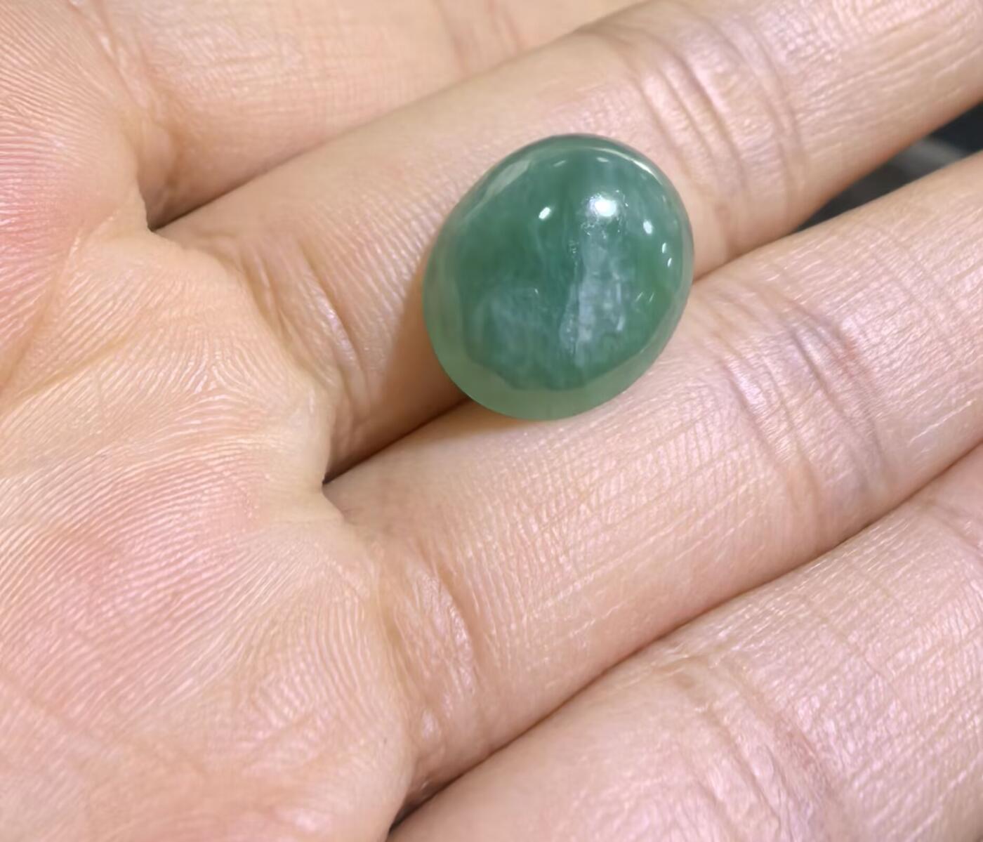 纯天然A货老坑料女款戒面，色泽浓郁，水润沉稳，微棉，可代镶金银。实物实拍，无任何滤镜，所见即所得。裸石尺寸:1.5cm*1.2cm捡漏从速，超高性价比