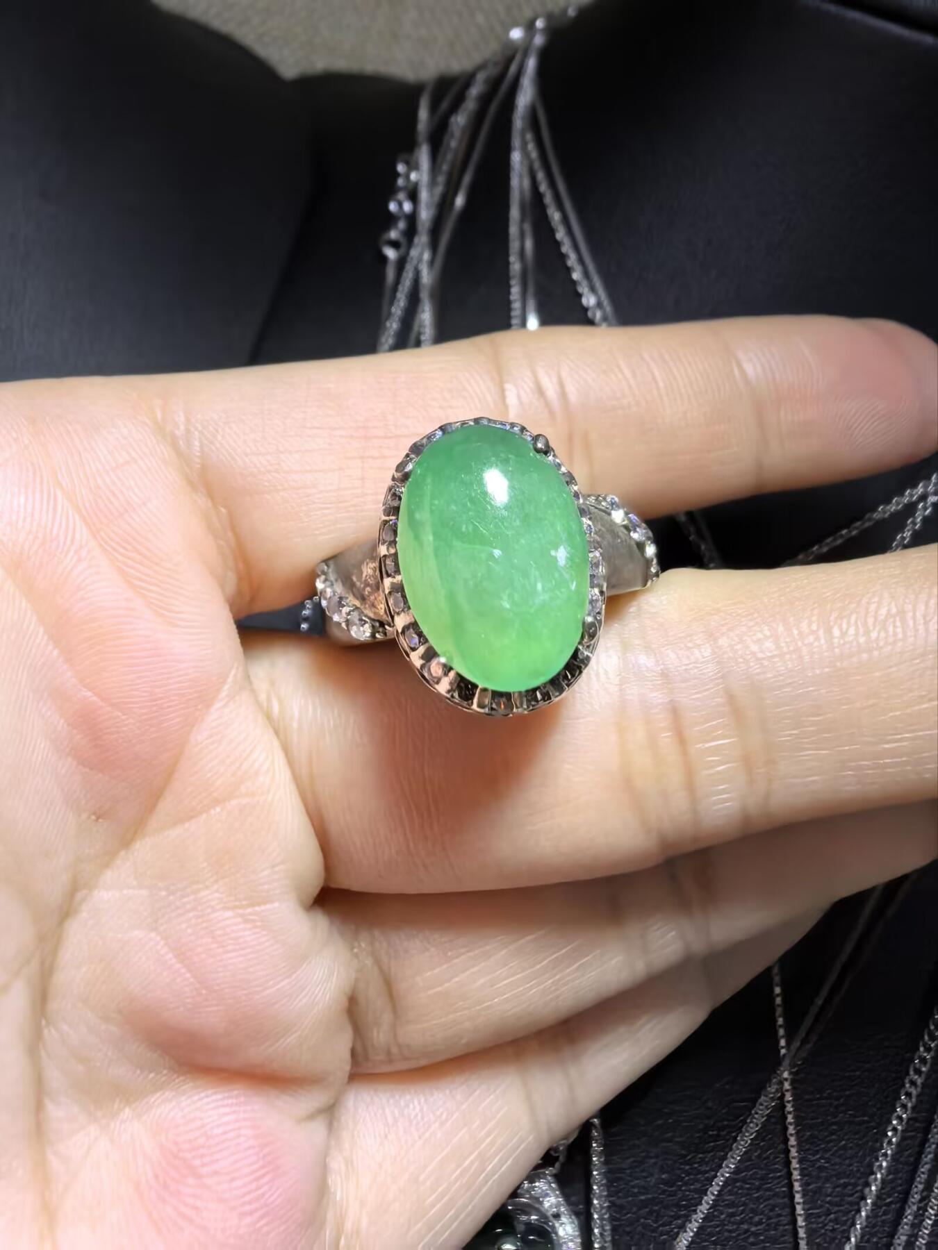 纯天然A货翡翠戒面，冰透水润，色泽饱满浓郁。大气优雅。裸石尺寸：1.4cm*1.0cm（铜托只为突显戒面展示效果）可代镶金。