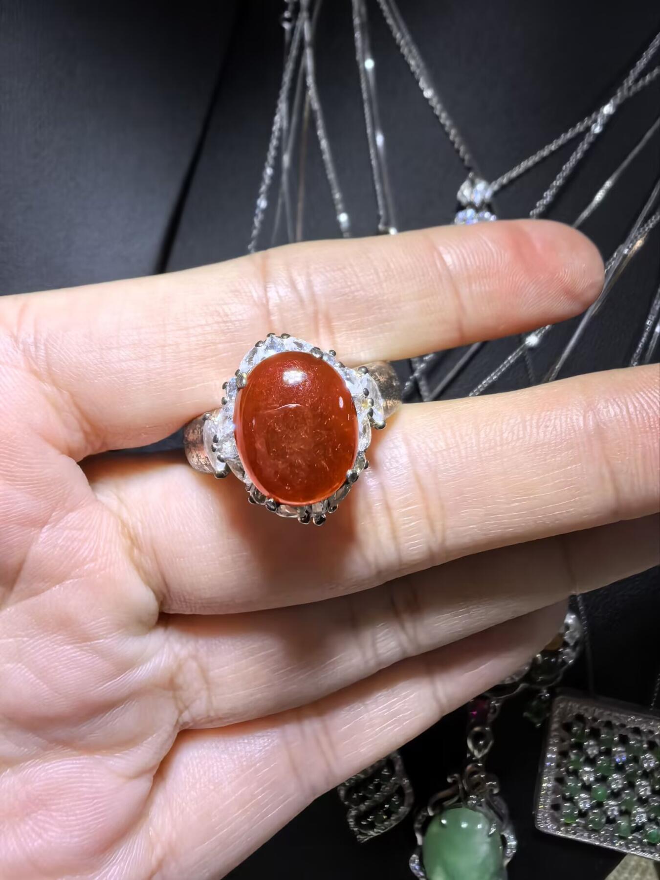 纯天然A货红翡无烧界面，色泽饱满浓郁，实物颜色略深，红红火火，佩戴优雅气质（老缅做铜托只为展示戒面效果）可代镶嵌金。裸石尺寸:1.2cm*1.0cm