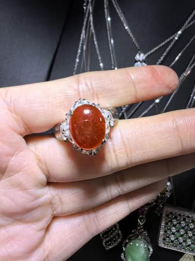 纯天然A货红翡无烧界面，色泽饱满浓郁，实物颜色略深，红红火火，佩戴优雅气质（老缅做铜托只为展示戒面效果）可代镶嵌金。裸石尺寸:1.2cm*1.0cm