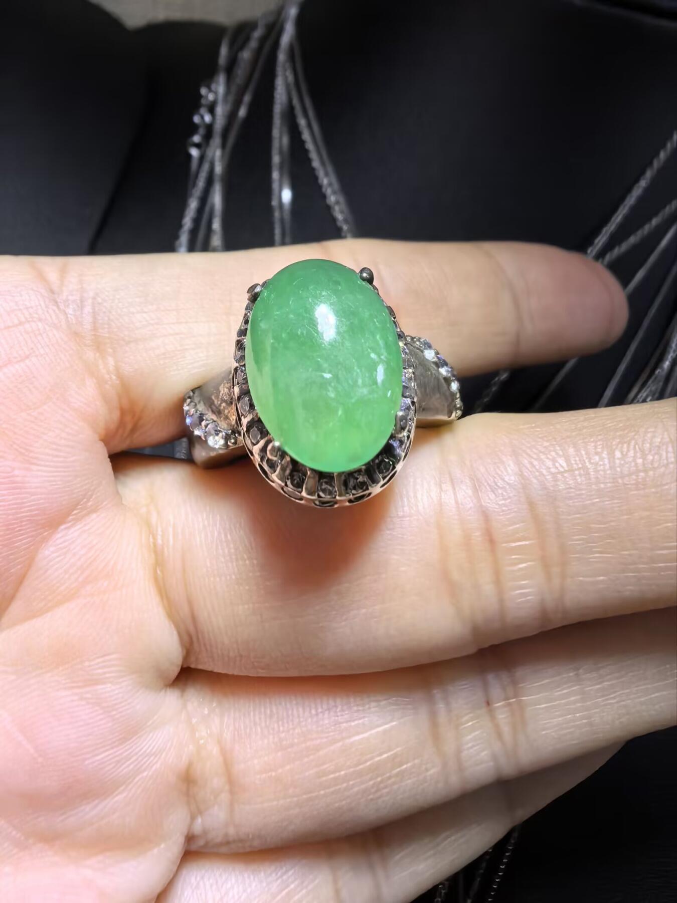 纯天然A货翡翠戒面，冰透水润，色泽饱满浓郁。大气优雅。裸石尺寸：1.4cm*1.0cm（铜托只为突显戒面展示效果）可代镶金。