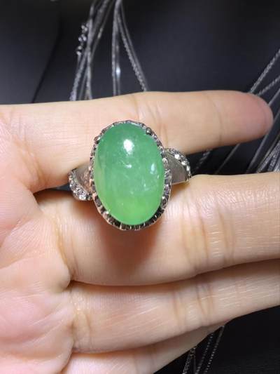 纯天然A货翡翠戒面，冰透水润，色泽饱满浓郁。大气优雅。裸石尺寸：1.4cm*1.0cm（铜托只为突显戒面展示效果）可代镶金。