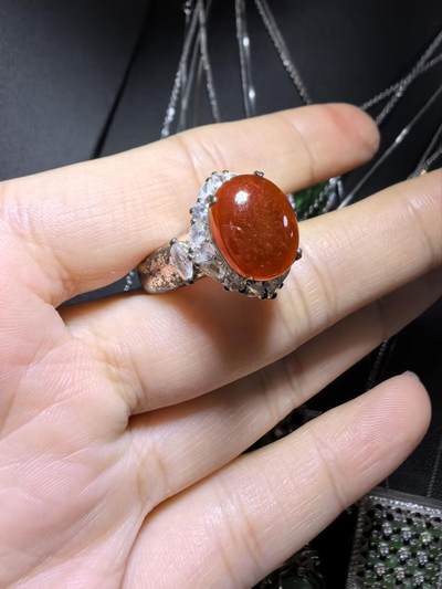 纯天然A货红翡无烧界面，色泽饱满浓郁，实物颜色略深，红红火火，佩戴优雅气质（老缅做铜托只为展示戒面效果）可代镶嵌金。裸石尺寸:1.2cm*1.0cm