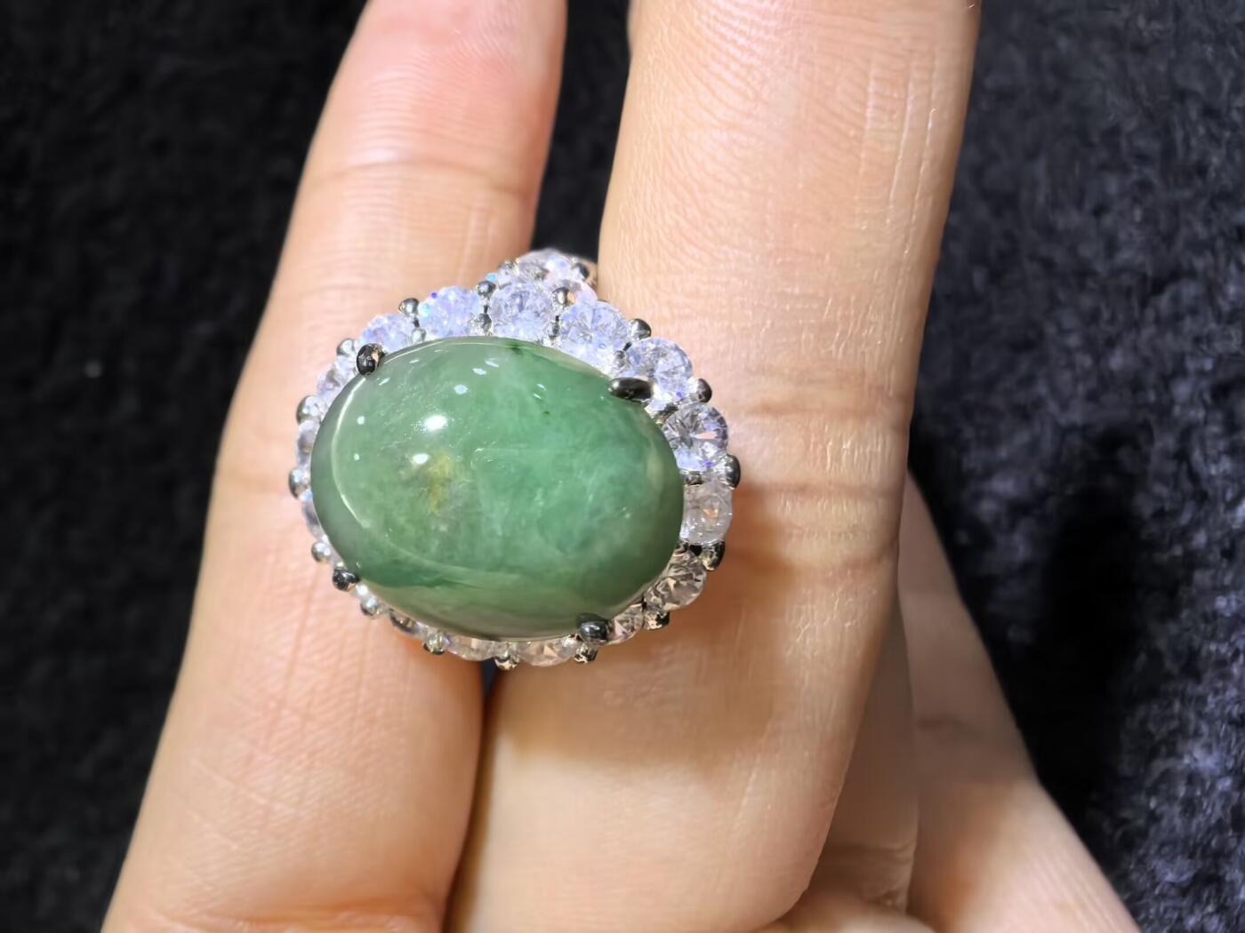 纯天然A货翡翠蛋面女戒，色泽浓郁，沉稳，可代镶金银（老缅简单做铜托只为突显戒面效果）实物实拍，无任何滤镜，所见即所得。裸石尺寸:1.4cm*1.2cm