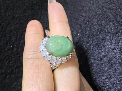 纯天然A货翡翠蛋面女戒，色泽浓郁，沉稳，可代镶金银（老缅简单做铜托只为突显戒面效果）实物实拍，无任何滤镜，所见即所得。裸石尺寸:1.4cm*1.2cm