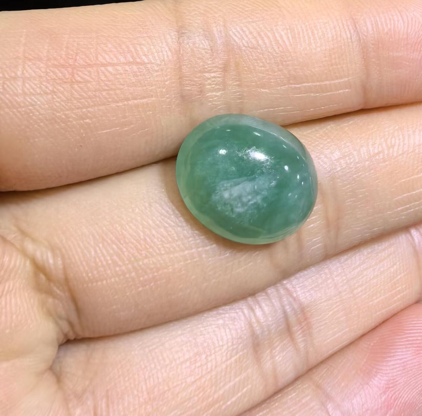 纯天然A货老坑料女款戒面，色泽浓郁，水润沉稳，微棉，可代镶金银。实物实拍，无任何滤镜，所见即所得。裸石尺寸:1.5cm*1.2cm捡漏从速，超高性价比