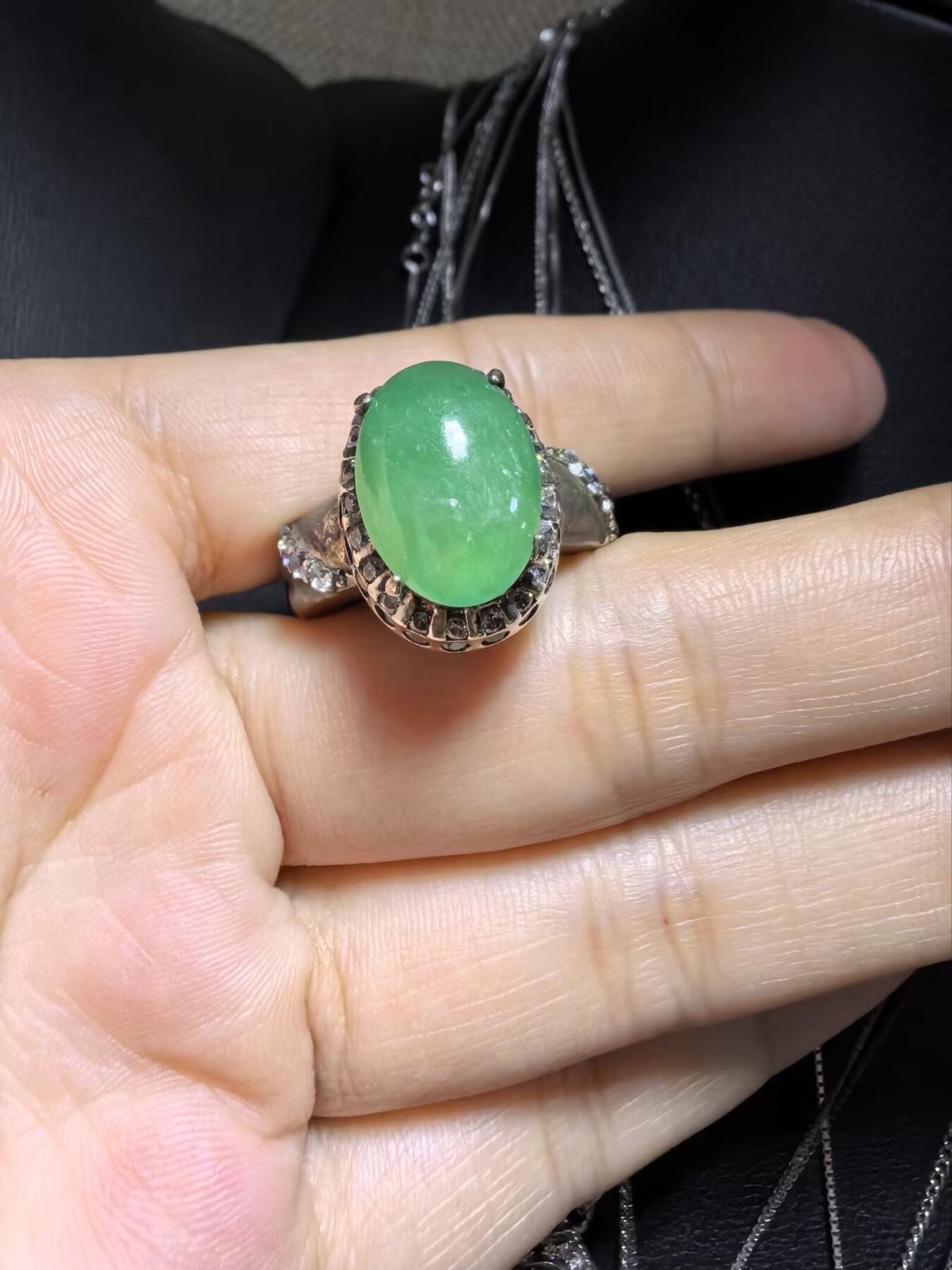 纯天然A货翡翠戒面，冰透水润，色泽饱满浓郁。大气优雅。裸石尺寸：1.4cm*1.0cm（铜托只为突显戒面展示效果）可代镶金。