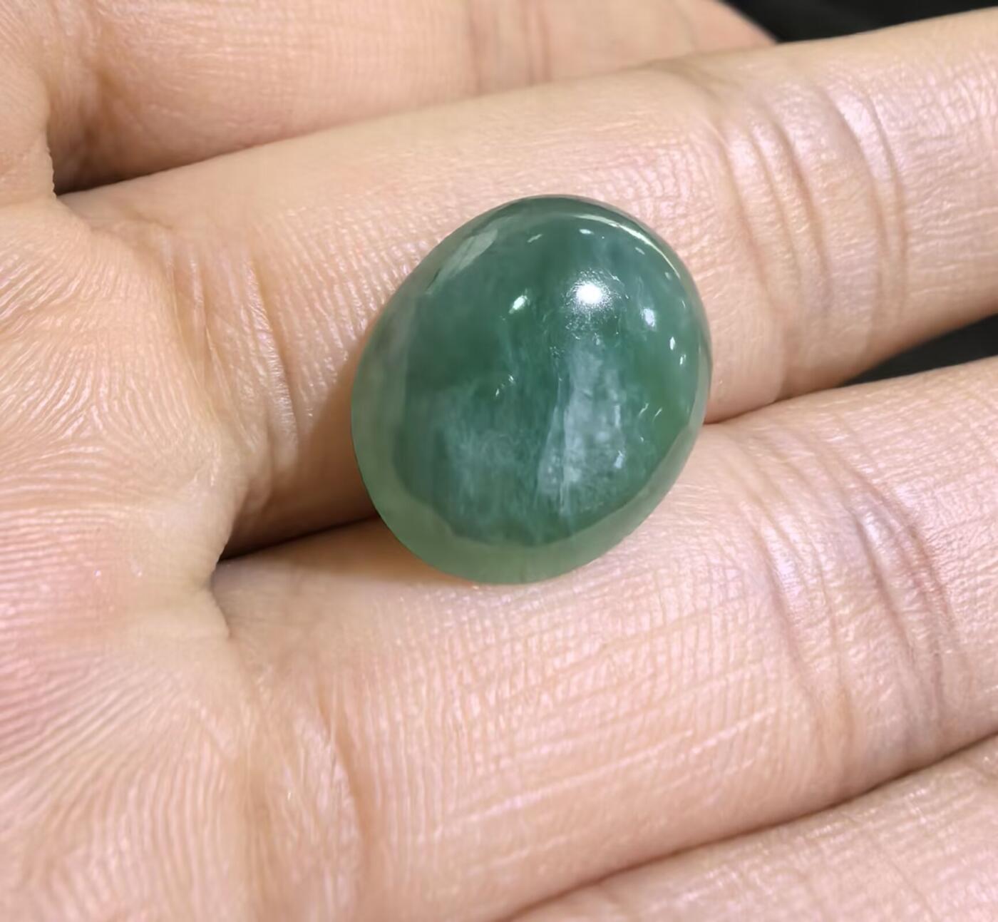 纯天然A货老坑料女款戒面，色泽浓郁，水润沉稳，微棉，可代镶金银。实物实拍，无任何滤镜，所见即所得。裸石尺寸:1.5cm*1.2cm捡漏从速，超高性价比