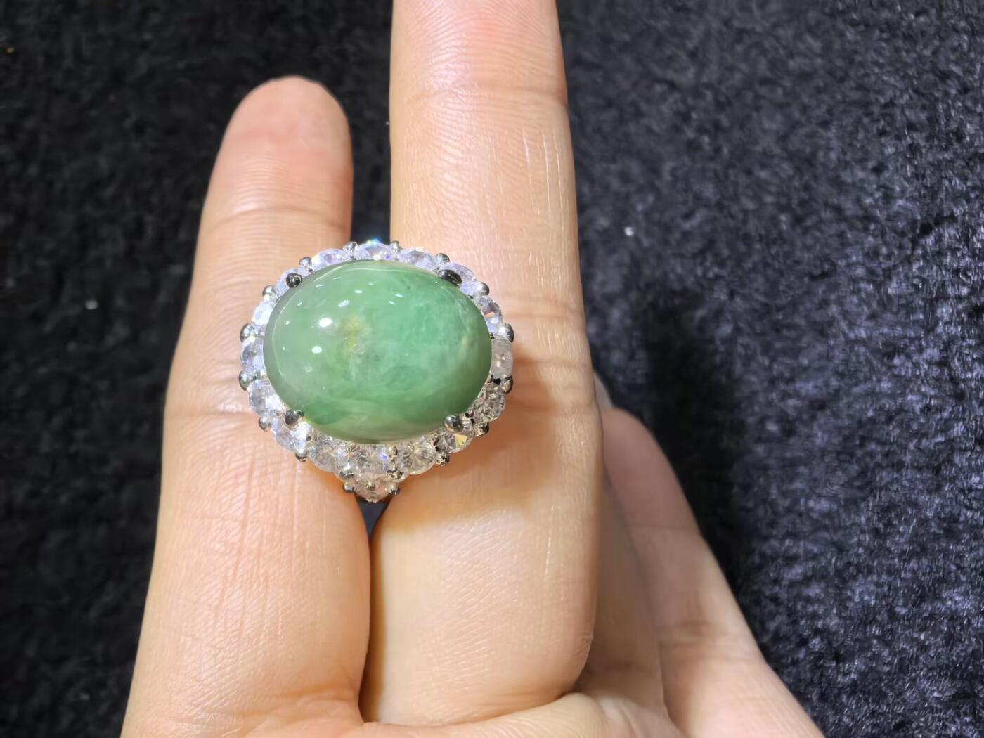 纯天然A货翡翠蛋面女戒，色泽浓郁，沉稳，可代镶金银（老缅简单做铜托只为突显戒面效果）实物实拍，无任何滤镜，所见即所得。裸石尺寸:1.4cm*1.2cm