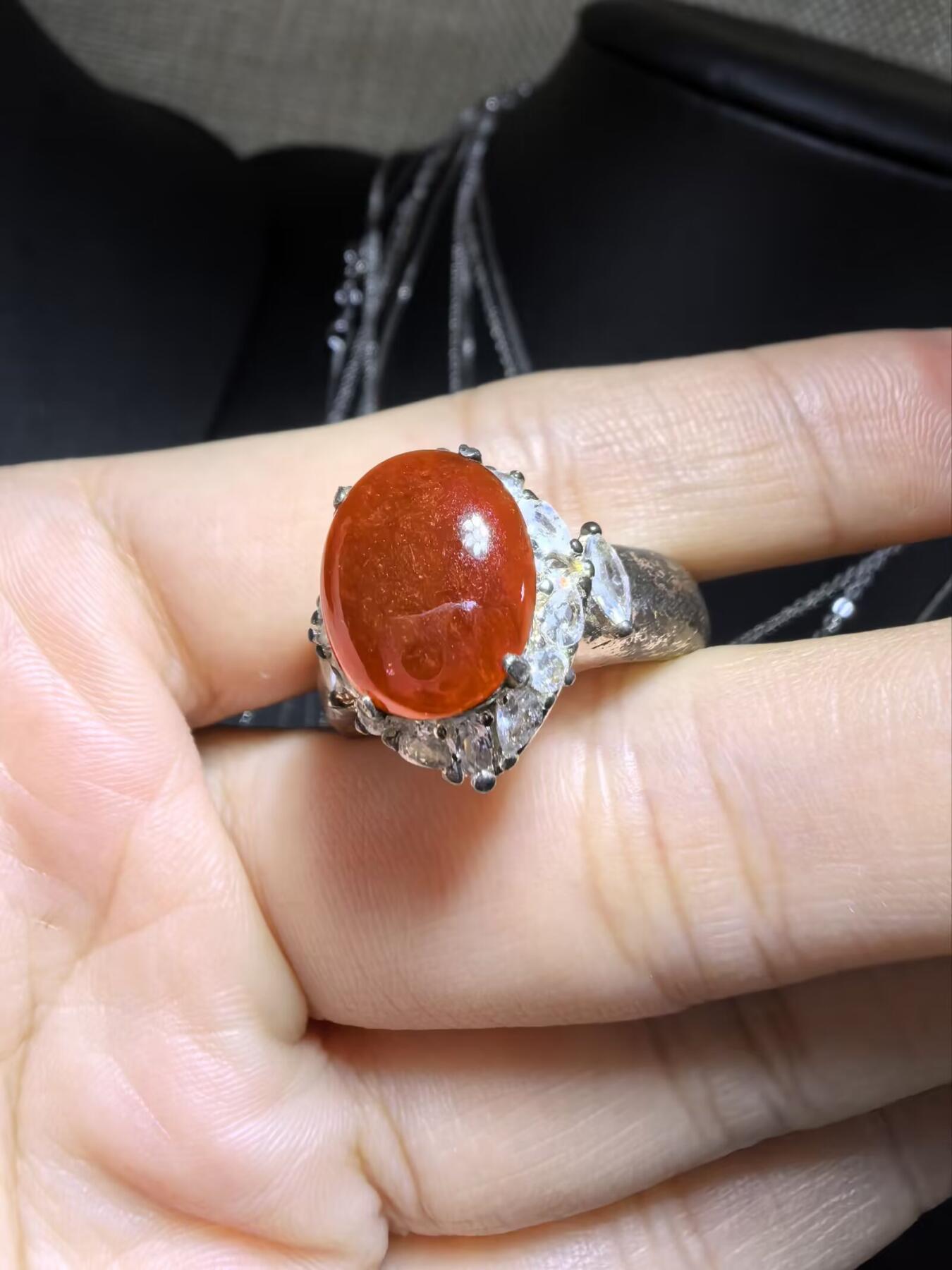 纯天然A货红翡无烧界面，色泽饱满浓郁，实物颜色略深，红红火火，佩戴优雅气质（老缅做铜托只为展示戒面效果）可代镶嵌金。裸石尺寸:1.2cm*1.0cm