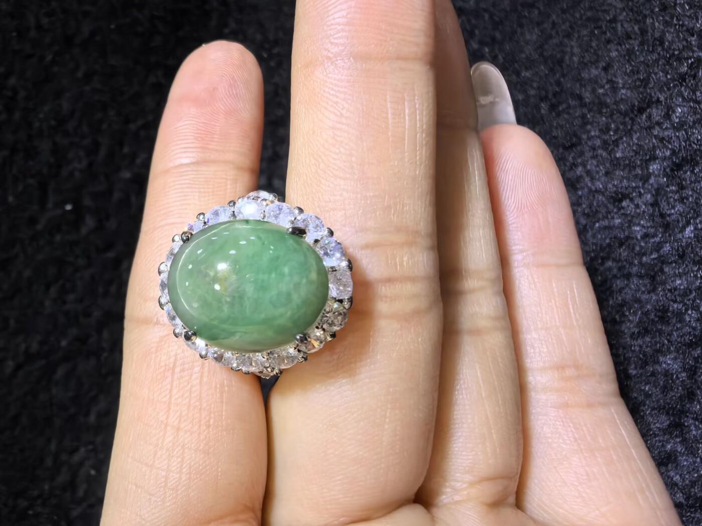 纯天然A货翡翠蛋面女戒，色泽浓郁，沉稳，可代镶金银（老缅简单做铜托只为突显戒面效果）实物实拍，无任何滤镜，所见即所得。裸石尺寸:1.4cm*1.2cm