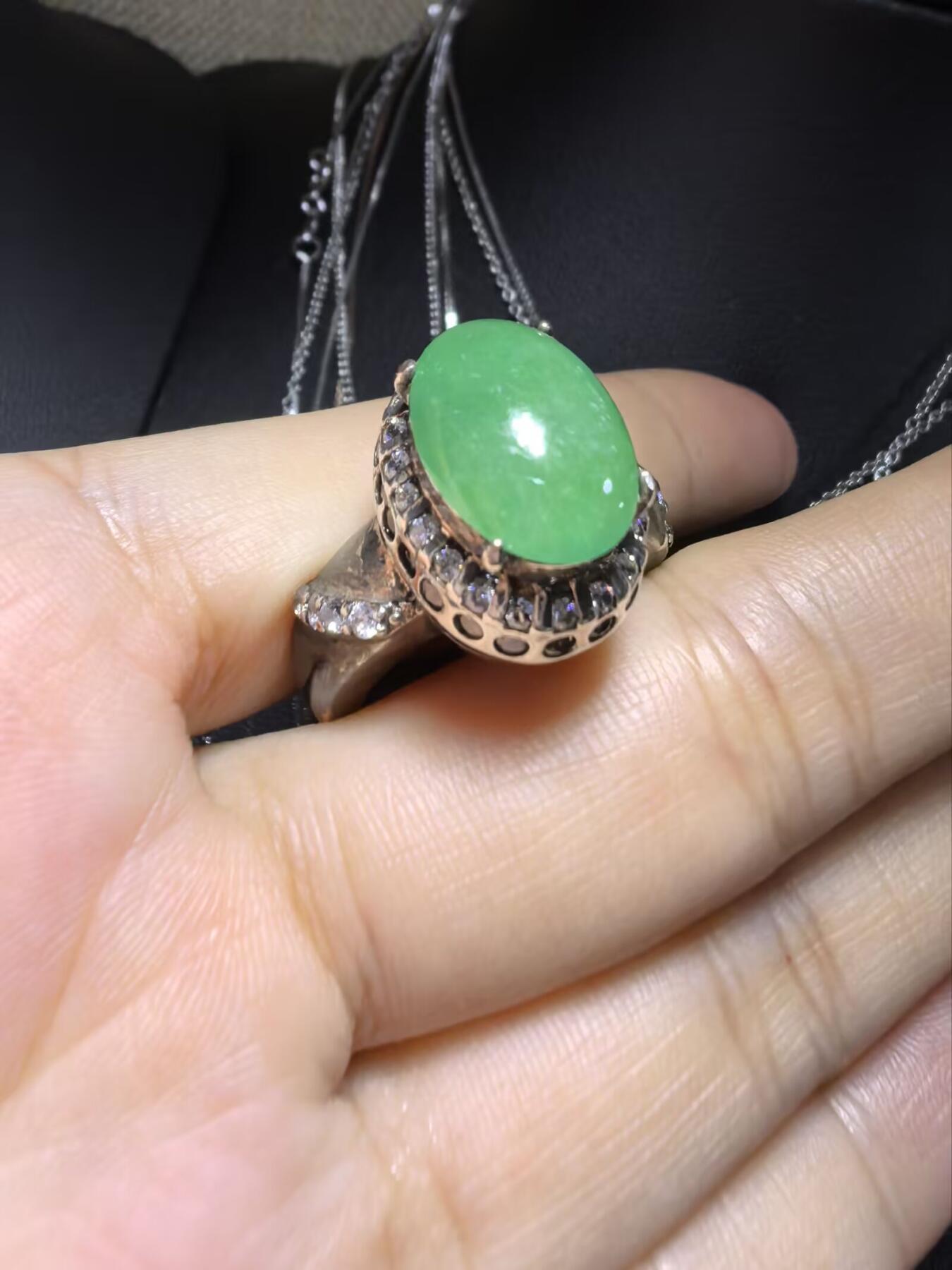 纯天然A货翡翠戒面，冰透水润，色泽饱满浓郁。大气优雅。裸石尺寸：1.4cm*1.0cm（铜托只为突显戒面展示效果）可代镶金。