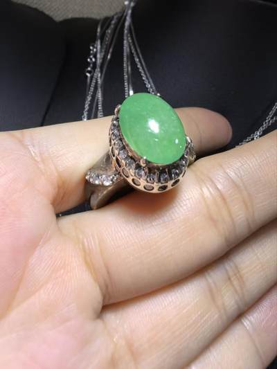 纯天然A货翡翠戒面，冰透水润，色泽饱满浓郁。大气优雅。裸石尺寸：1.4cm*1.0cm（铜托只为突显戒面展示效果）可代镶金。