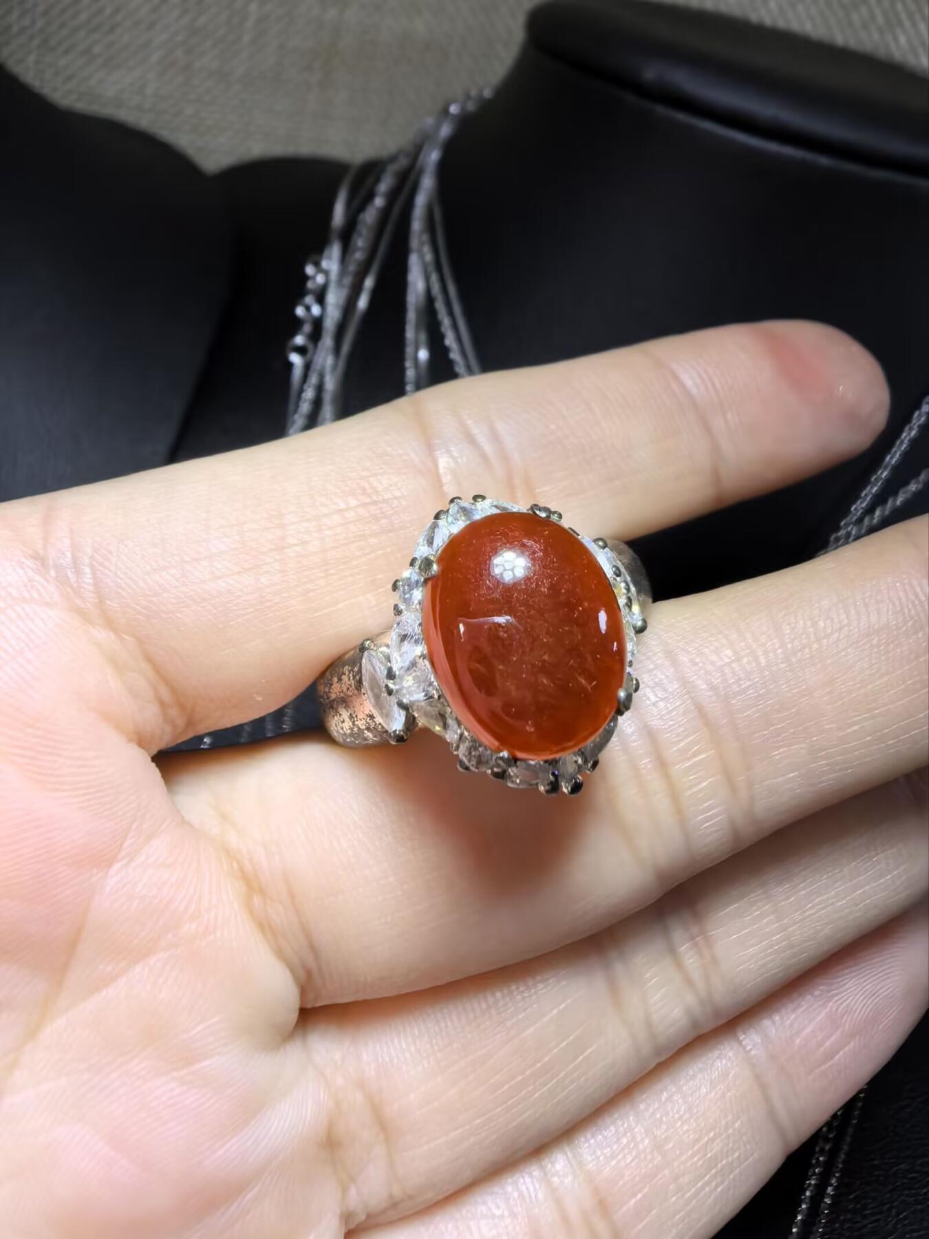 纯天然A货红翡无烧界面，色泽饱满浓郁，实物颜色略深，红红火火，佩戴优雅气质（老缅做铜托只为展示戒面效果）可代镶嵌金。裸石尺寸:1.2cm*1.0cm