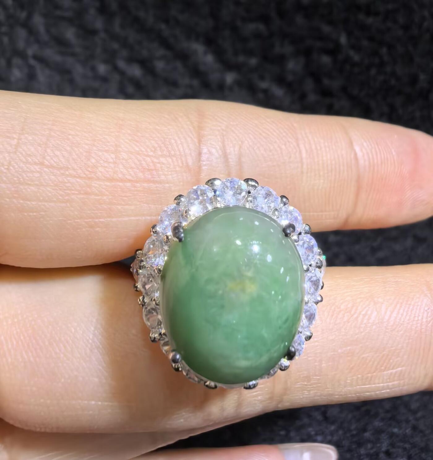 纯天然A货翡翠蛋面女戒，色泽浓郁，沉稳，可代镶金银（老缅简单做铜托只为突显戒面效果）实物实拍，无任何滤镜，所见即所得。裸石尺寸:1.4cm*1.2cm