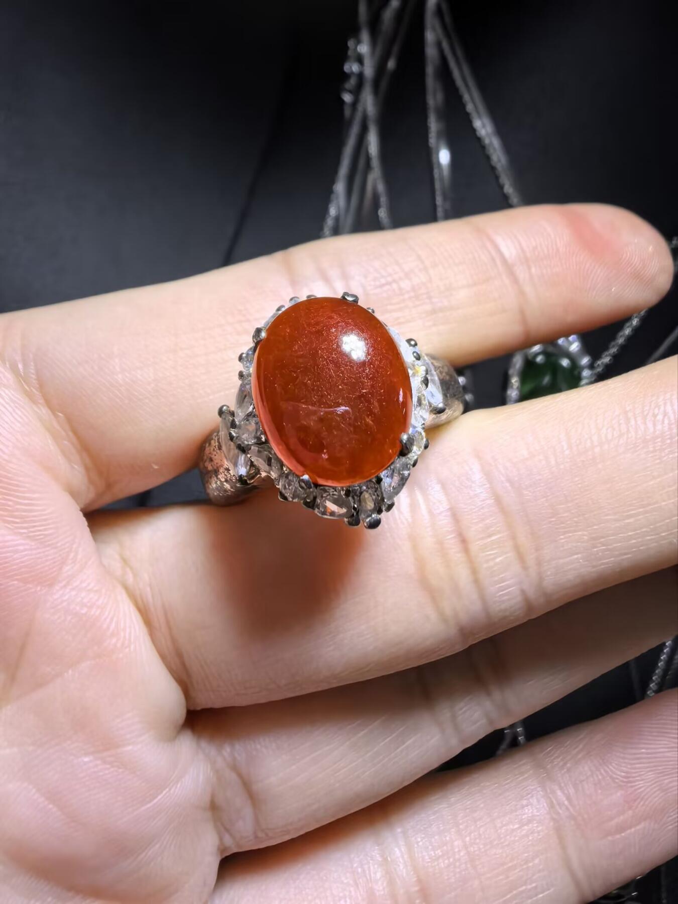 纯天然A货红翡无烧界面，色泽饱满浓郁，实物颜色略深，红红火火，佩戴优雅气质（老缅做铜托只为展示戒面效果）可代镶嵌金。裸石尺寸:1.2cm*1.0cm