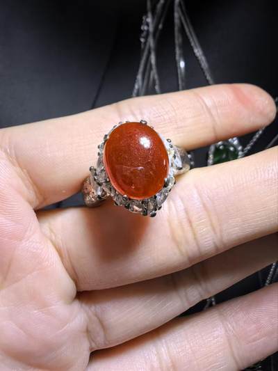 纯天然A货红翡无烧界面，色泽饱满浓郁，实物颜色略深，红红火火，佩戴优雅气质（老缅做铜托只为展示戒面效果）可代镶嵌金。裸石尺寸:1.2cm*1.0cm