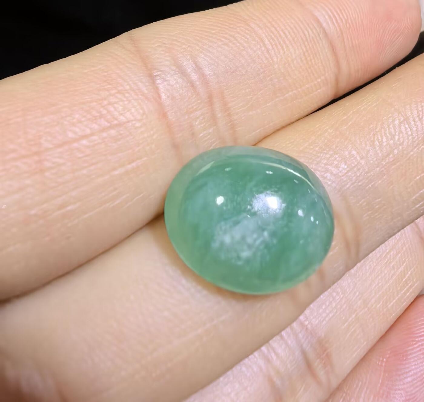 纯天然A货老坑料女款戒面，色泽浓郁，水润沉稳，微棉，可代镶金银。实物实拍，无任何滤镜，所见即所得。裸石尺寸:1.5cm*1.2cm捡漏从速，超高性价比