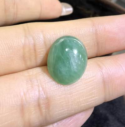 纯天然A货老坑料女款戒面，色泽浓郁，水润沉稳，微棉，可代镶金银。实物实拍，无任何滤镜，所见即所得。裸石尺寸:1.5cm*1.2cm捡漏从速，超高性价比