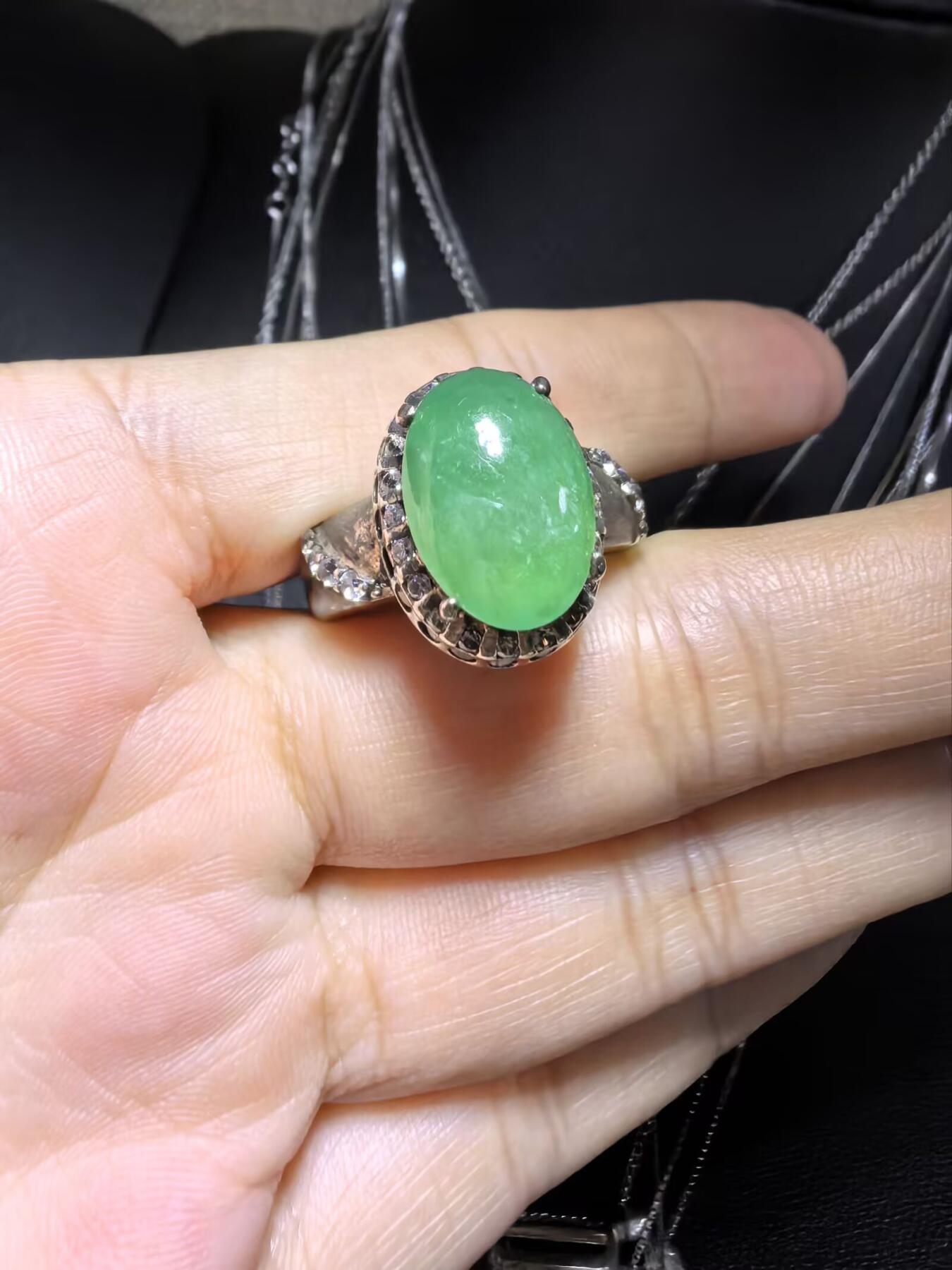 纯天然A货翡翠戒面，冰透水润，色泽饱满浓郁。大气优雅。裸石尺寸：1.4cm*1.0cm（铜托只为突显戒面展示效果）可代镶金。